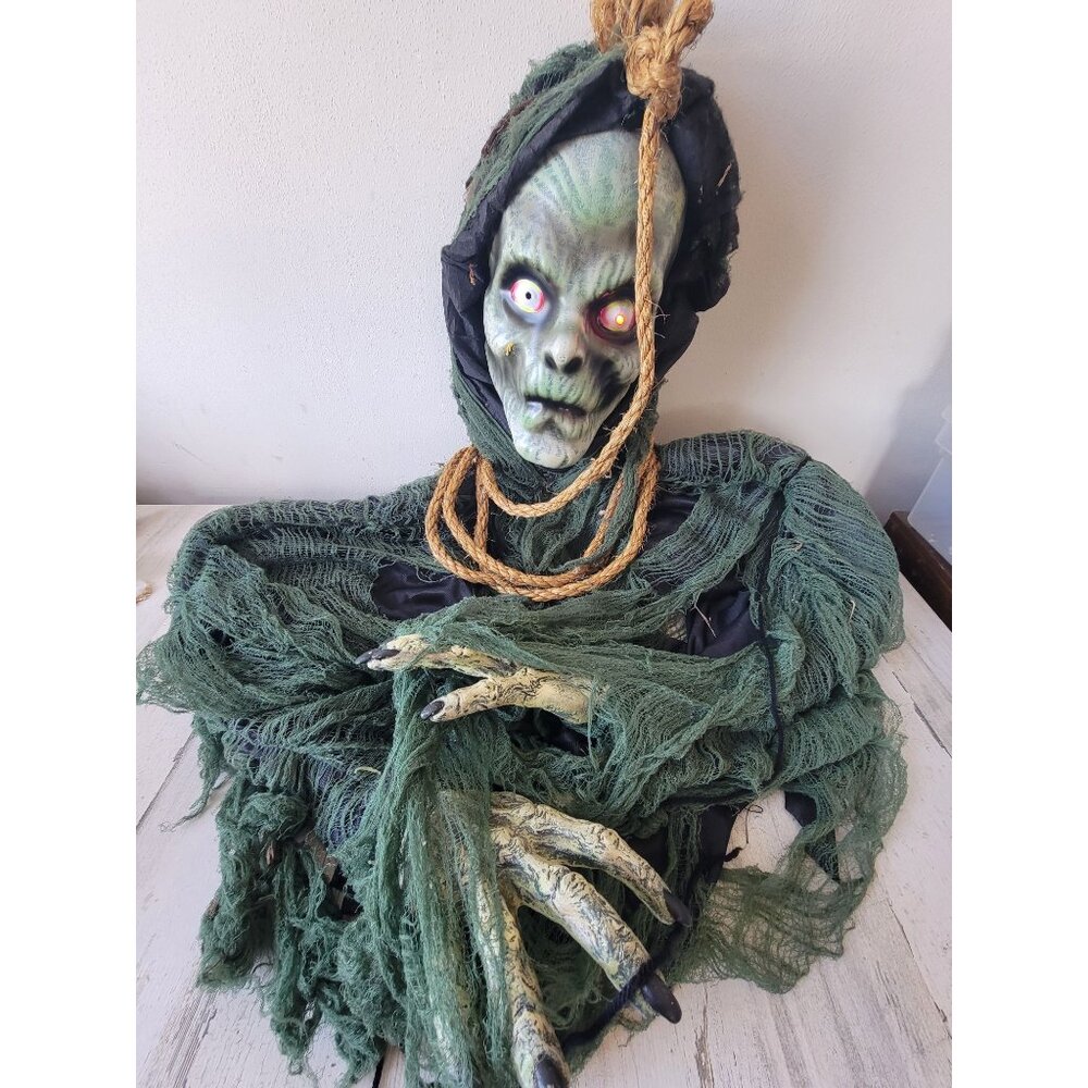 Large ghoul‎ hanging Halloween red eye blinking crop decor scary